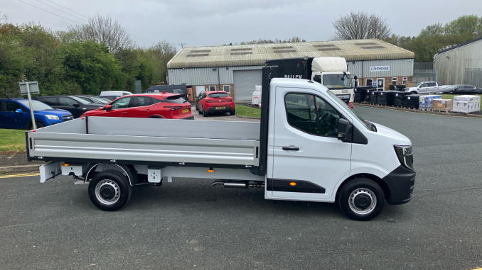 Renault Master Lwb Diesel Fwd LL35dCi 150 Advance Low Roof Dropside - Image 9